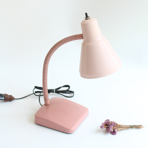vintage pink metal desk lamp 보그걸 3월호 제품 
