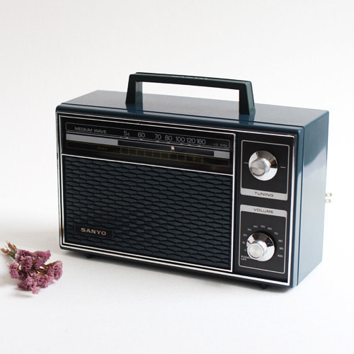 vintage SANYO radio