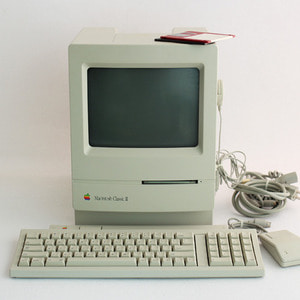 vintage Apple Macintosh Mac Classic II 
